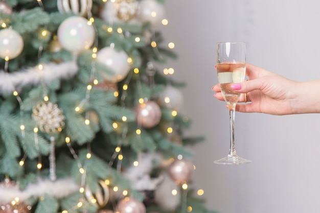 Chica sobre fondo de Navidad con champagne. Enfoque selectivo. fiesta.