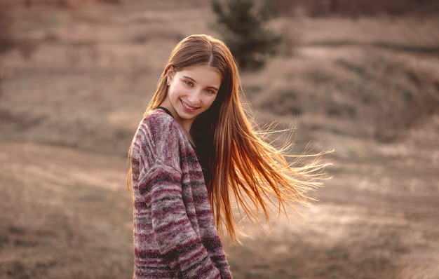 Chica con sol en el pelo revoloteando