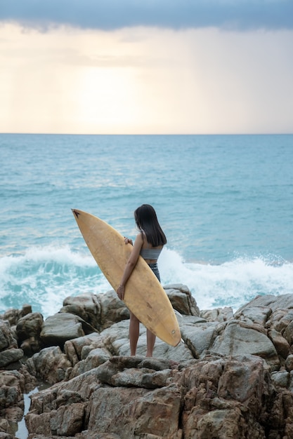 Chica sola viajero en la playa, Phuket Tailandia