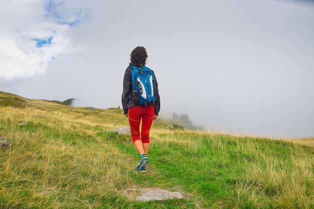 Chica solitaria durante una excursión a la montaña.