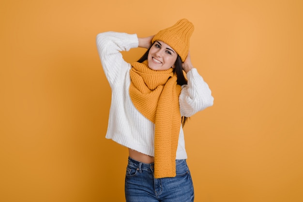 Foto chica con sombrero y bufanda posando