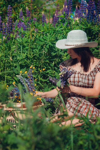 Foto chica con sombrero en el campo