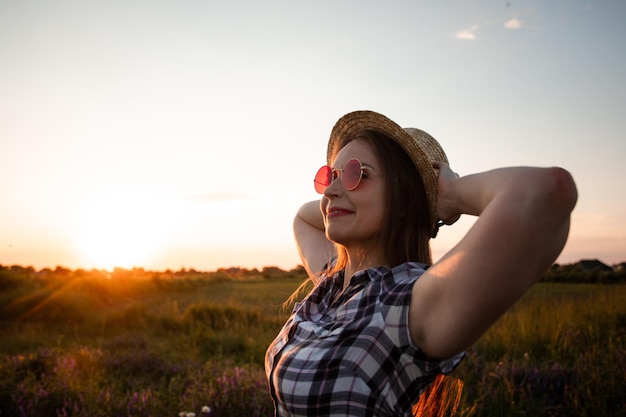 Chica con sombrero disfrutando de una cálida noche de verano