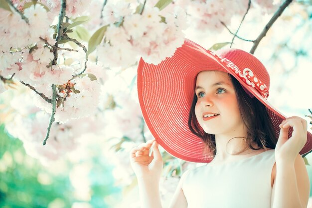 Chica con sombrero con flor