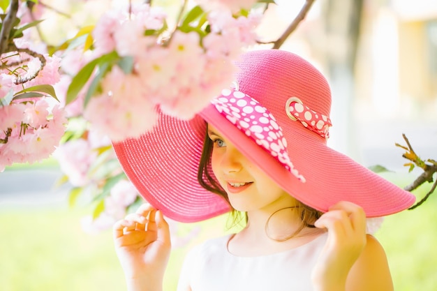 Chica con sombrero con flor