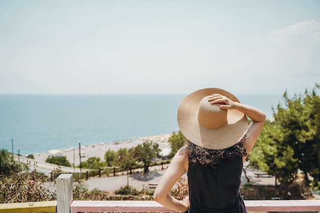 Chica con sombrero mira el paisaje marino turco de antalya en el viaje de verano en turquía vacaciones disfrutar ...