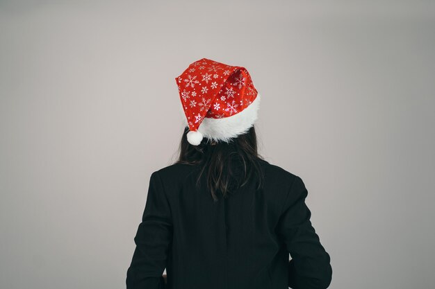 La chica del sombrero de Navidad. Un hombre pide un deseo por Navidad. Santa Claus está de espaldas.