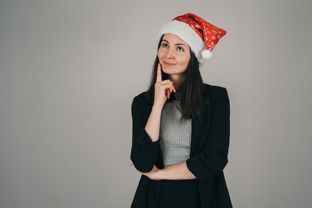 La chica del sombrero de Navidad. Un hombre pide un deseo por Navidad. Señora de negocios le desea una feliz Navidad.