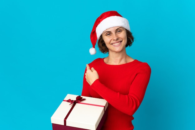 Chica con sombrero de Navidad sobre un fondo azul.