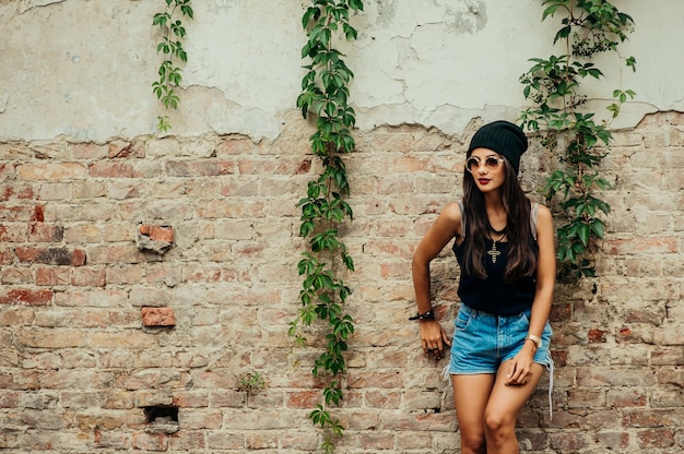 chica con sombrero negro