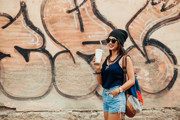 chica con sombrero negro