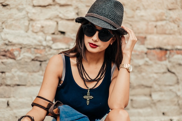 chica con sombrero negro