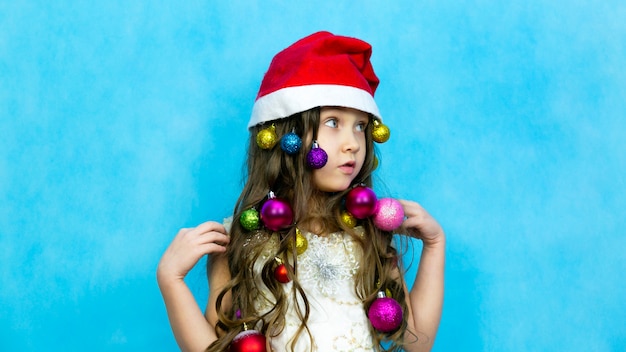 Chica con sombrero de santa claus en azul