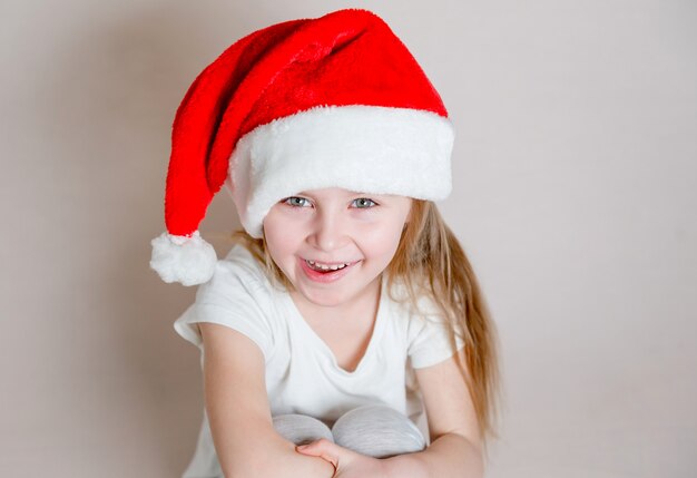 Chica con sombrero de santa claus