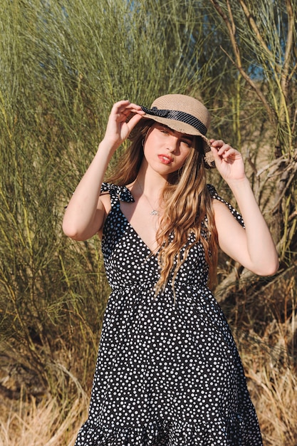 Chica con sombrero en una soleada tarde de verano