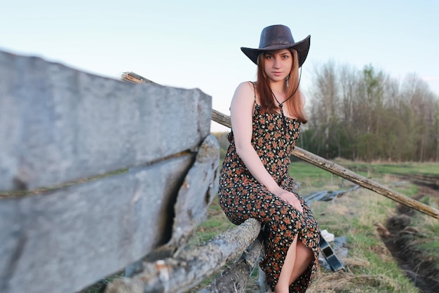 Chica en un sombrero de vaquero en un campo