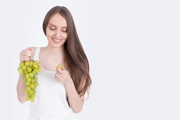 Chica soñadora con uvas