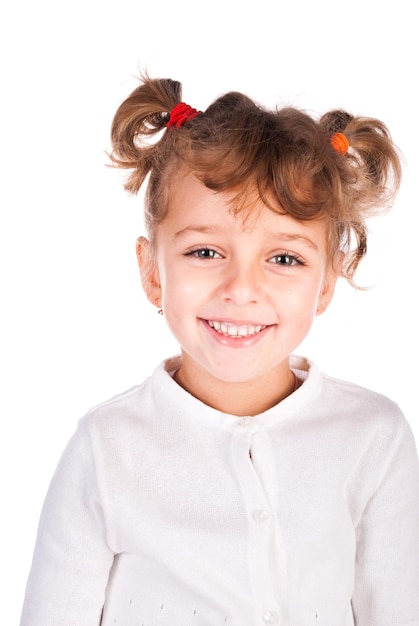 Chica sonriente aislado sobre un fondo blanco.