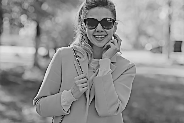 chica sonriente al aire libre / foto divertida de verano chica modelo adulta, felicidad, el concepto de buen humor, cara sonriente chica