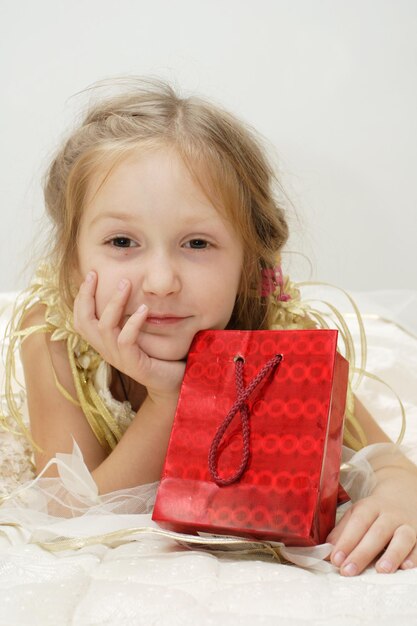Chica sonriente con caja de regalo