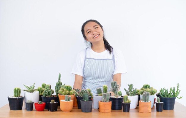 Chica sonriente feliz con cactus