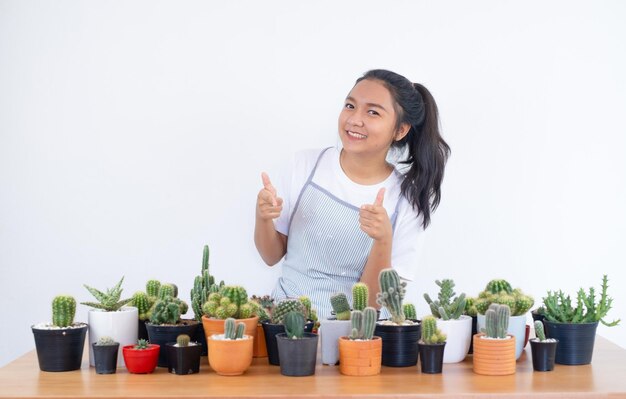 Chica sonriente feliz con cactus