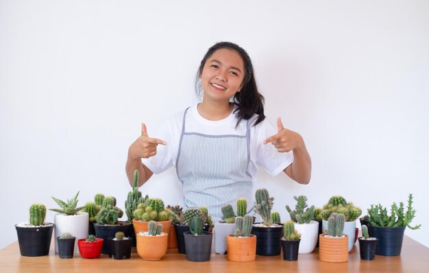 Chica sonriente feliz con cactus