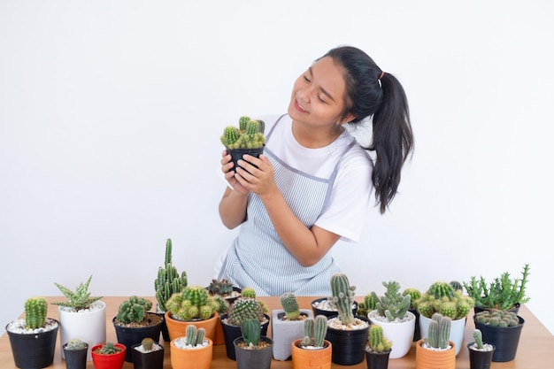 Chica sonriente feliz con cactus