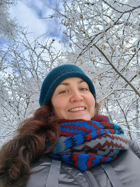 Chica sonriente en el parque de invierno