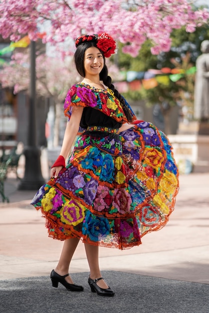 Foto chica sonriente de tiro completo con vestido tradicional