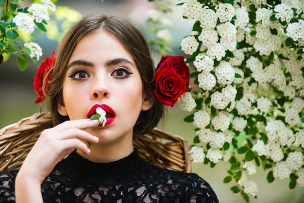 Chica sorprendida con flor blanca en la mano