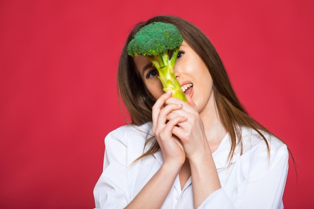 Chica sostenga vegetales Nutrición orgánica Mujer sostenga brócoli Recetas vegetarianas saludables