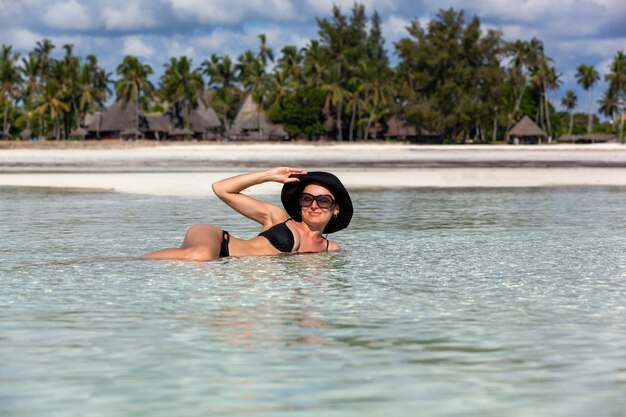 Chica sosteniendo una estrella de mar contra alguna isla exótica, conocido de Seaside
