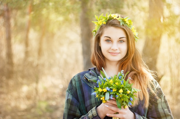 Chica sosteniendo un ramo de flores de primavera