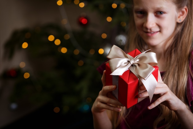 Chica sosteniendo regalos de Navidad en las manos - feliz año nuevo