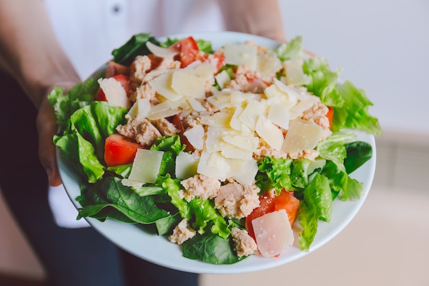 Chica sosteniendo saludable ensalada listo para comer