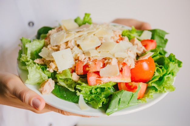 Foto chica sosteniendo saludable ensalada listo para comer