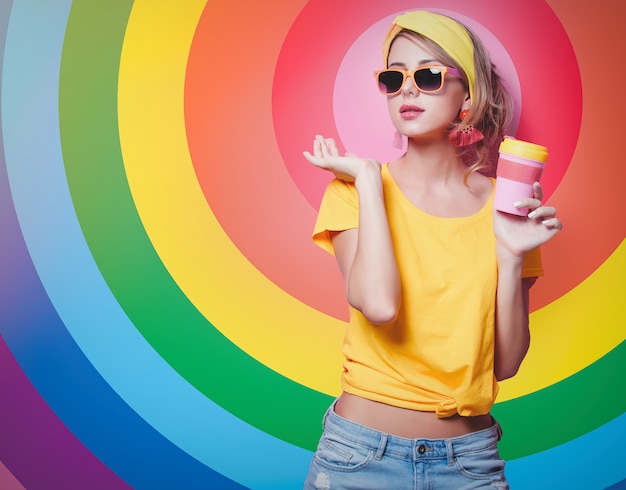 Chica sosteniendo una taza de café roja