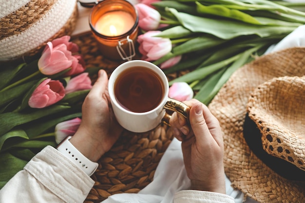 Chica sosteniendo una taza de té en un interior acogedor