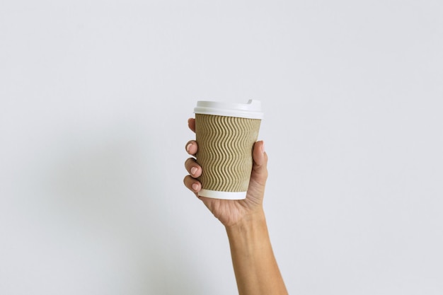 Chica sosteniendo un vaso de papel para café