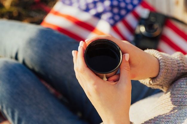 Foto chica sostiene una taza en el bosque