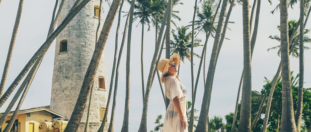 Chica en Sri Lanka en una isla con un faro