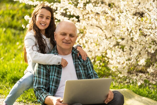 Chica con su abuelo en el parque.