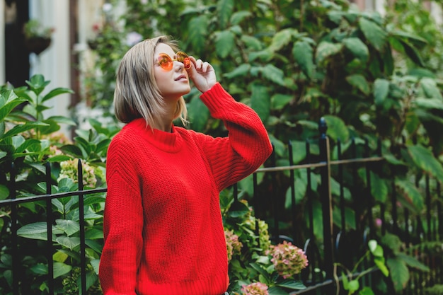 Chica en suéter rojo en amsterdam