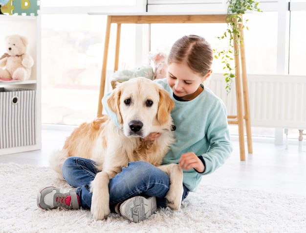 Chica sujetando adorable golden retriever