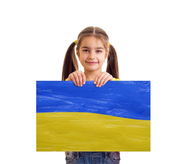 Foto chica sujetando la bandera azul y amarilla ucraniana
