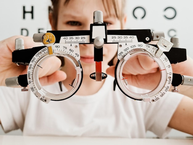 Chica sujetando el marco de prueba para el concepto de óptica médica de la clínica