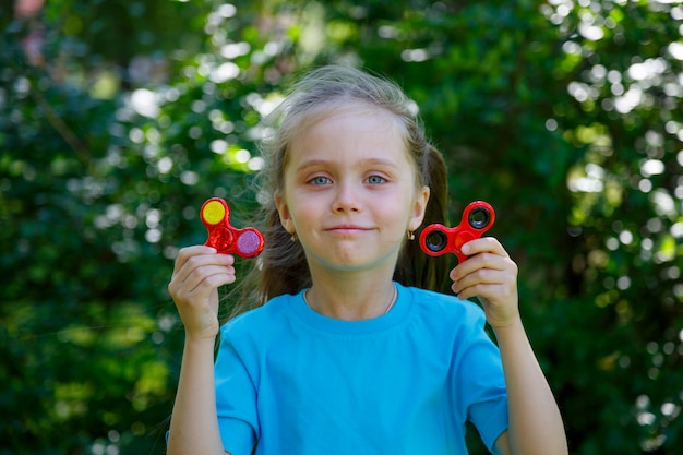 Chica sujetando el popular juguete fidget spinner