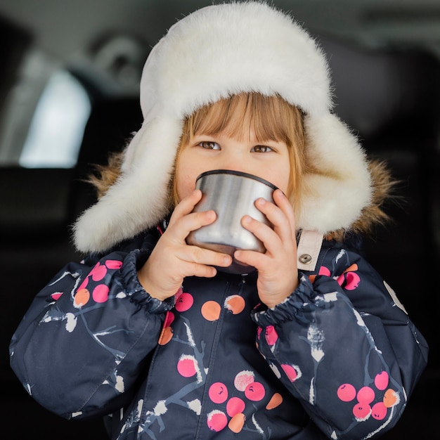 Chica sujetando una taza de tiro medio