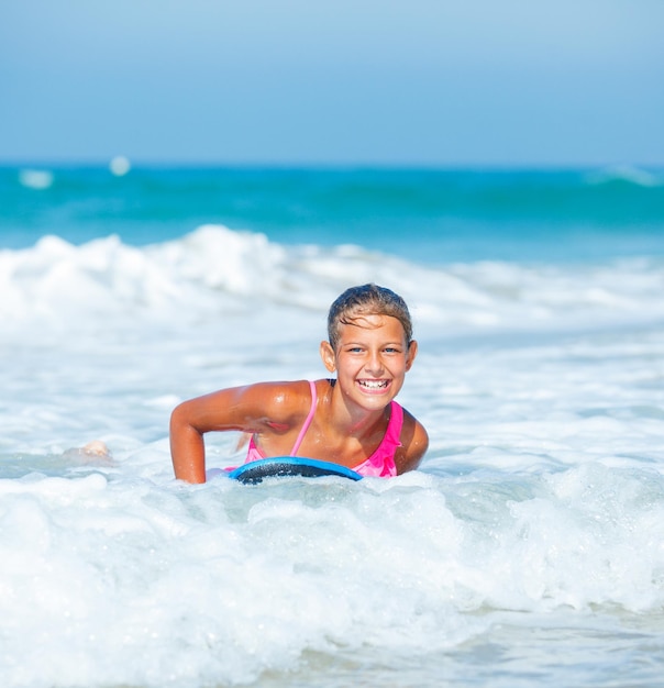 Chica surfista de vacaciones de verano